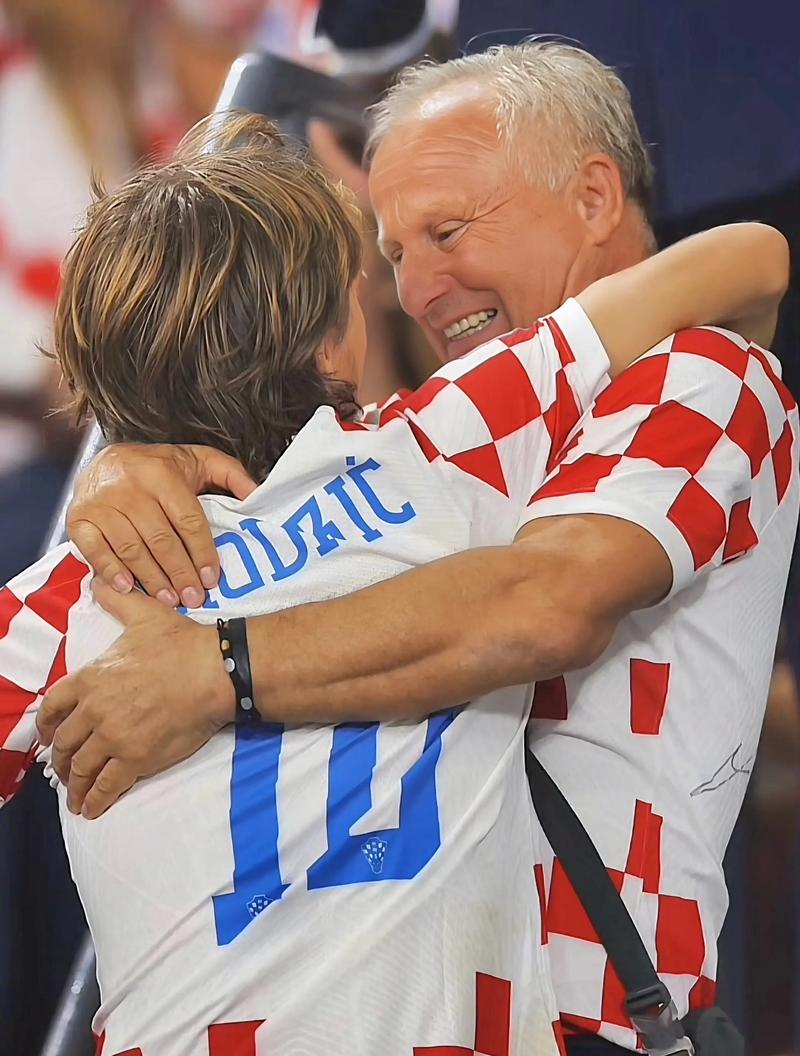 德容：要以世界杯能夺冠心态参加这项赛事，我们也相信这一点