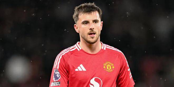 感谢恩师，出自崇明基地的海港球员将奖牌挂在徐根宝脖子上