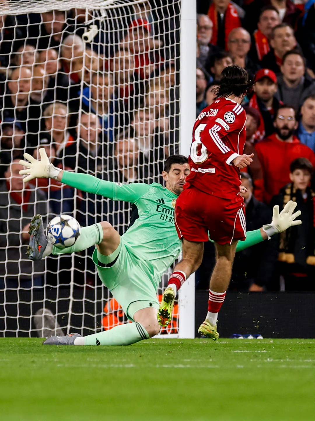 半场战报：都灵1-1科莫，弗拉希奇点射，阿达伊建功